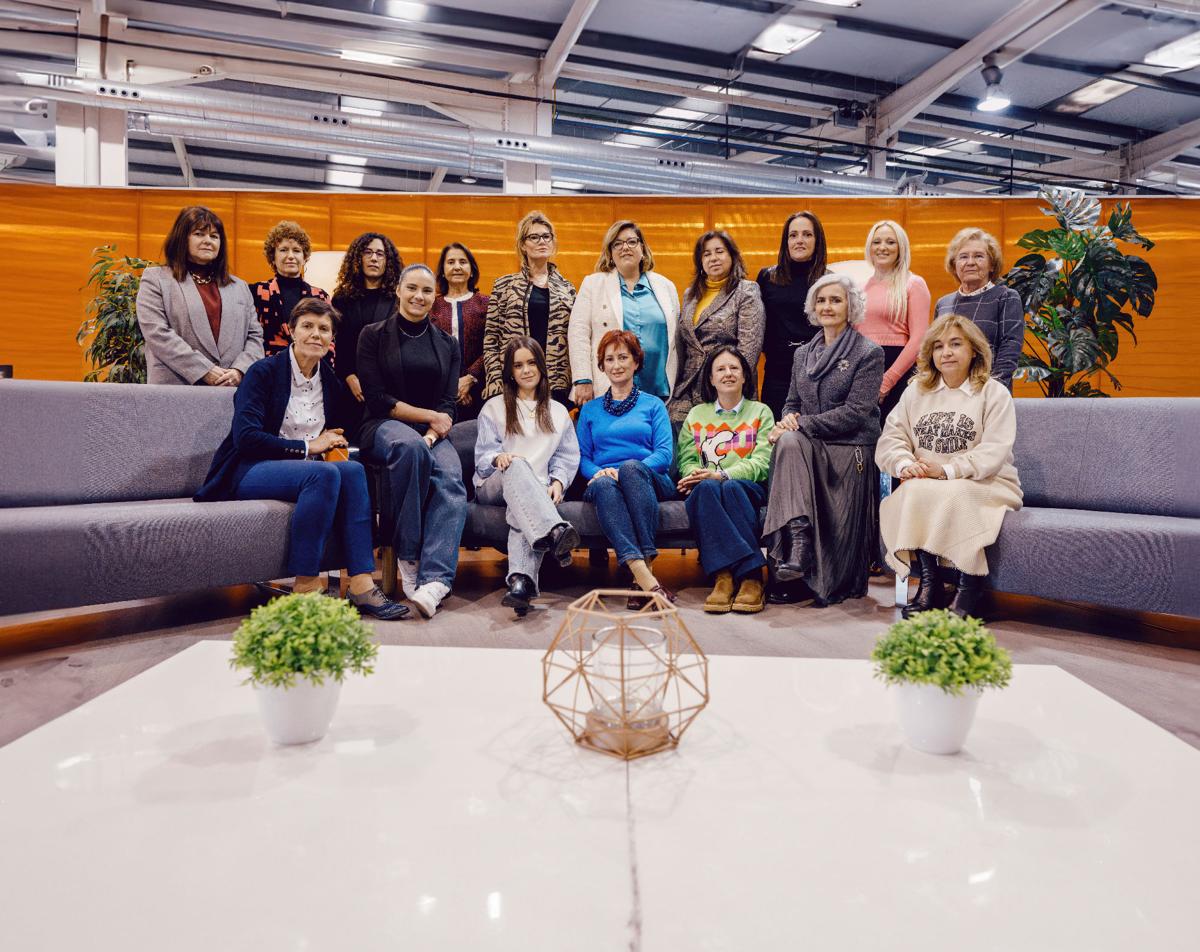 De pie y de izquierda a derecha, Marta Solana, Esther González, Estela Gutiérrez, Sylvia de Miguel, Eloísa Velarde, Patricia Tobías Velar y Almudena García Varona. Sentadas, en el mismo orden, Carmen Fariñas, María Dolores Acón, Charo Arredondo, Carlota Fernández, Lucía Fernández, Mar Bolado, Soledad Nogués, Olga Dasgoas, Rebeca Jácome y Beatriz Arízaga.