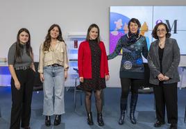 De izquierda a derecha, Natalia San Emeterio, Janira Martínez, Ana Gil, Mónica Ramos y Montserrat Cabré.