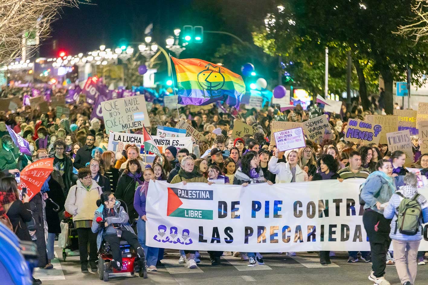 La manifestación, convocada por Comisión 8 de marzo y por Asambleas Feministas Abiertas, ha comenzado sobre las 19.00 horas en la zona de Puertochico