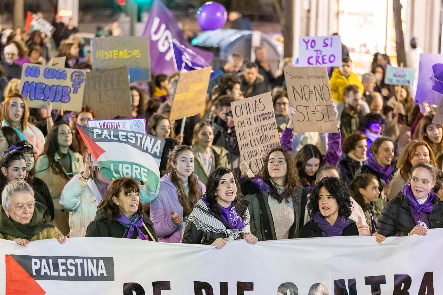 Durante el transcurso, los manifestantes, en su gran mayoría mujeres, han coreado expresiones como 'Ni una menos, vivas nos queremos', 'Qué viva la lucha de la mujer obrera