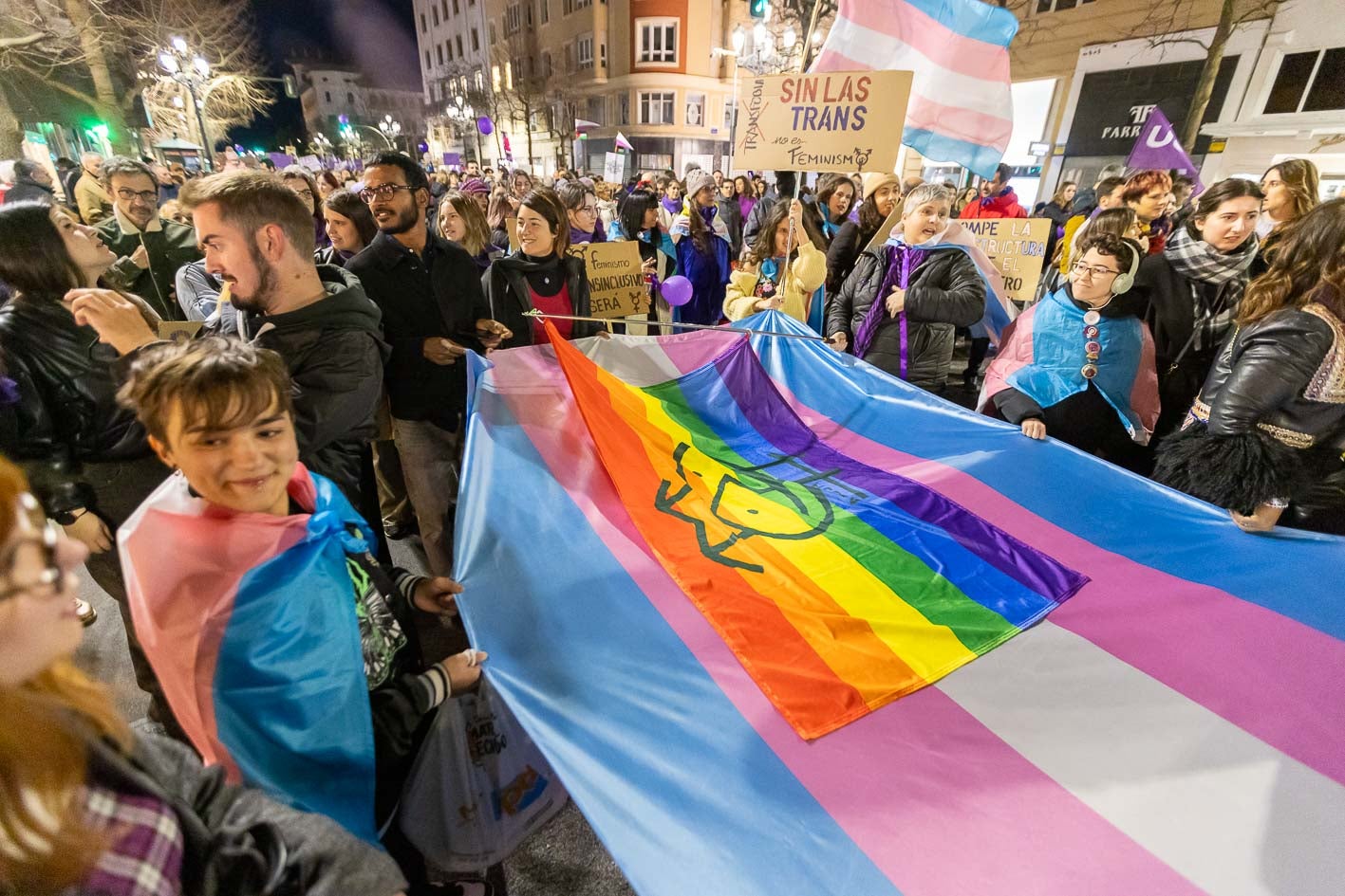 En la marcha. algunos grupos, han portado banderas LGTB y trans en particular.