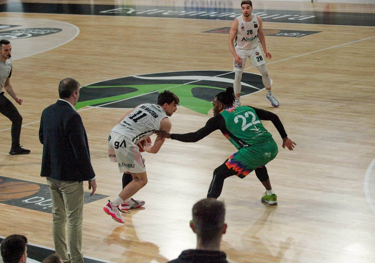 Klavzar, del Alega, protege la pelota ante Gantt, del Cáceres