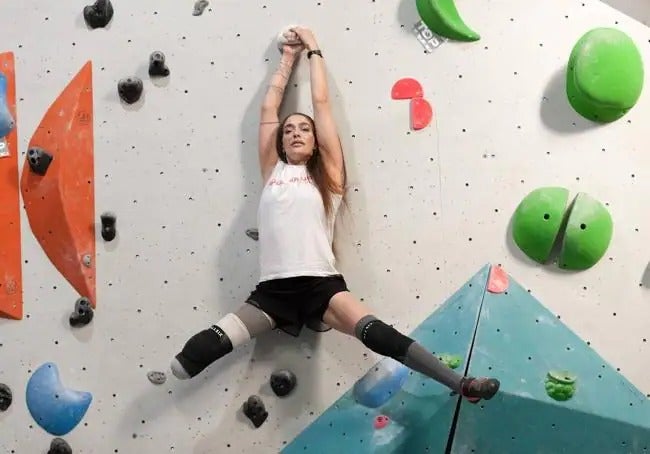 Lucía Martinez durante una sesión de entreno en el rocodromo Boulder Up de Gijón.