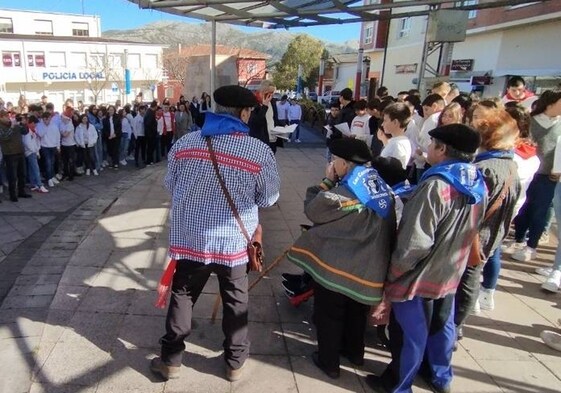 Canto de las marzas con Los Papis y los alumnos del Estelas de Cantabria.