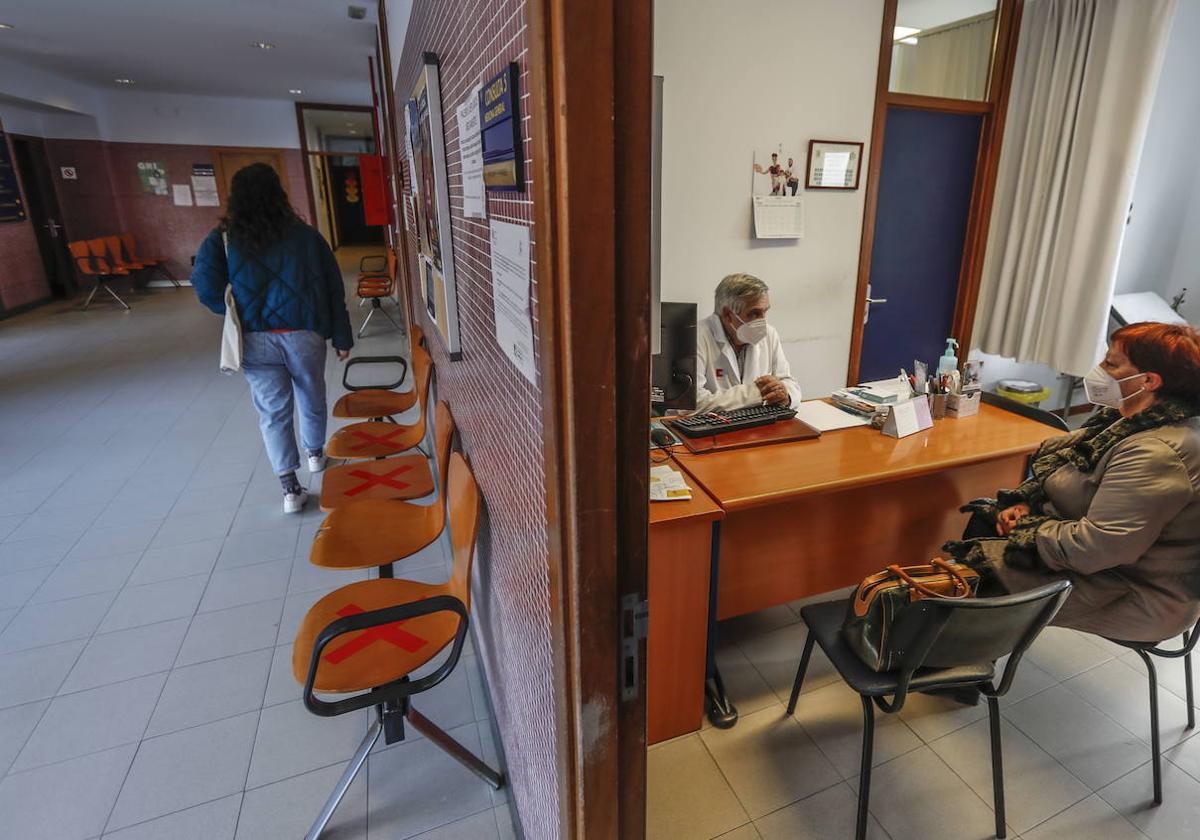 Un médico de familia del centro de salud de Puertochico atiende a una paciente en su consulta.