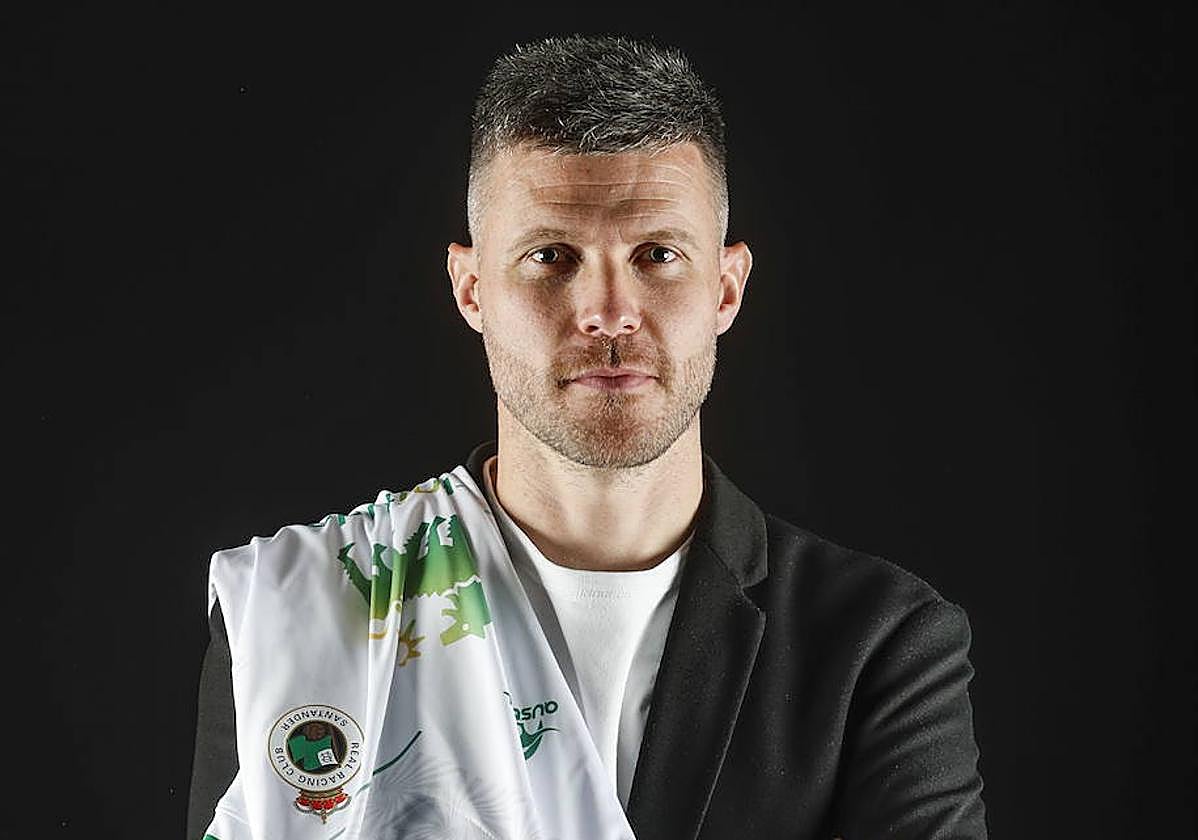 Mikel Martija amplía su contrato con el Racing hasta 2026.