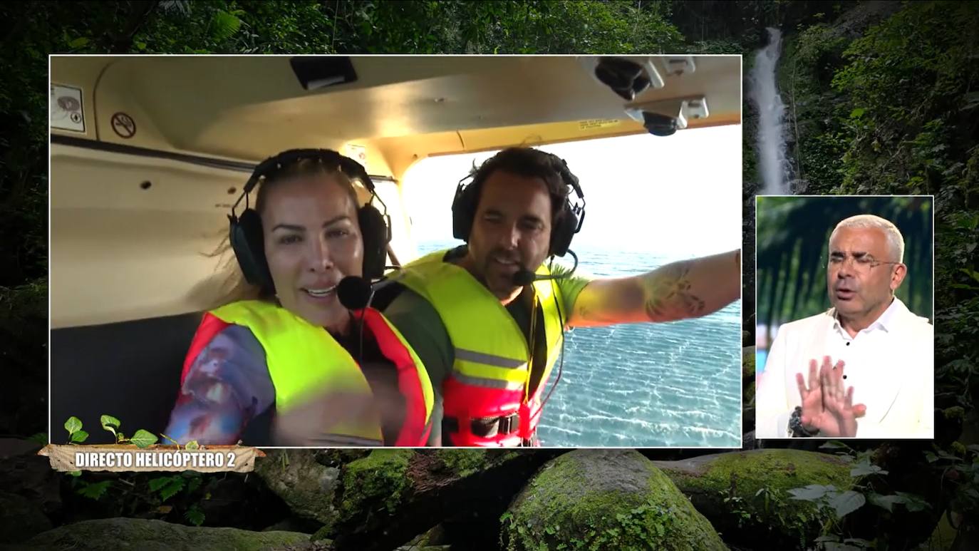 Lorena Morlote hablando con Jorge Javier desde el helicóptero de 'Supervivientes' en Honduras junto a Javier Ungría.