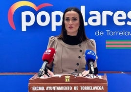 La edil popular Lucía Montes, este viernes, durante la rueda de prensa ofrecida en Torrelavega.