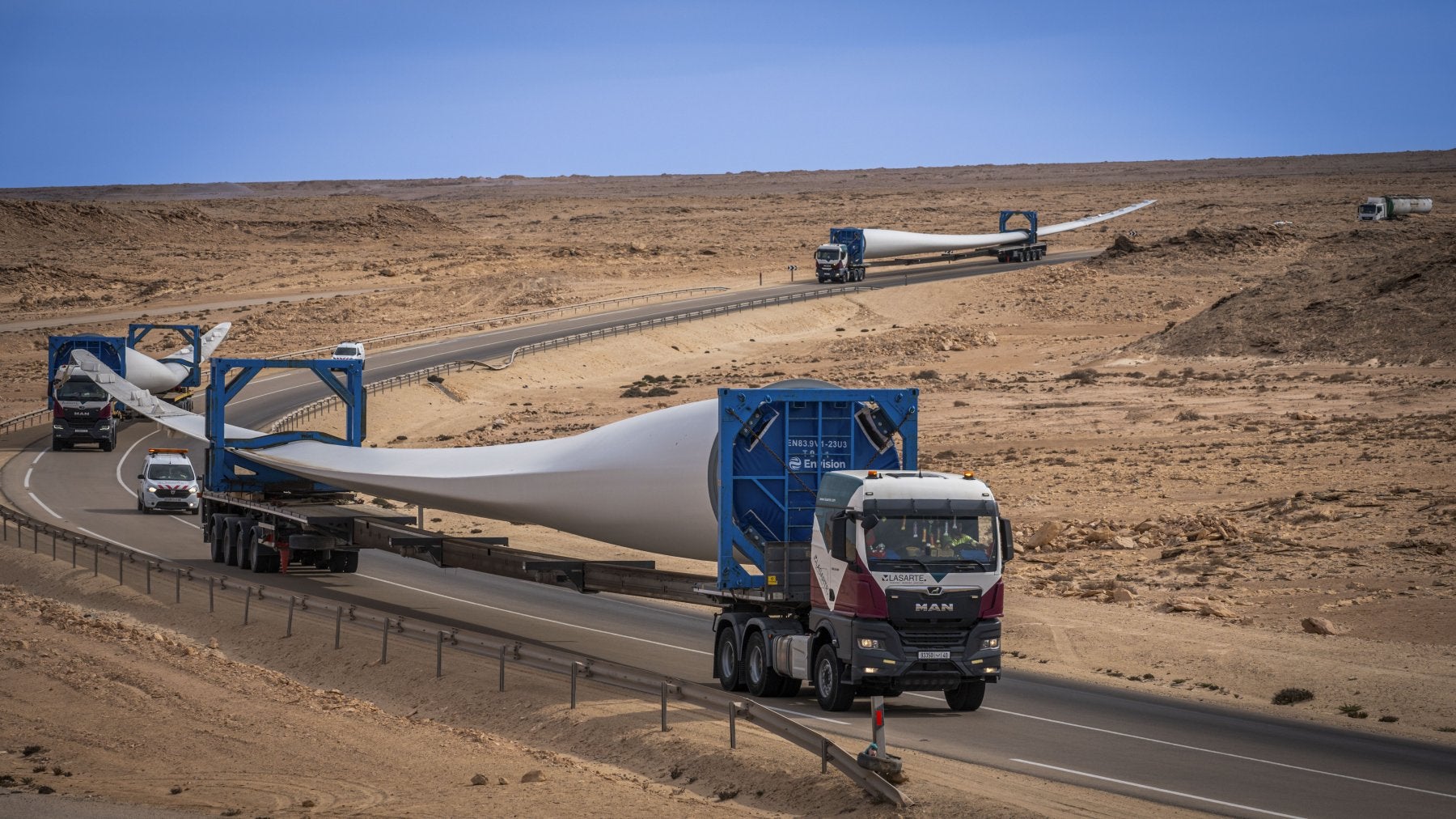 Convoy de palas de aerogenerador de 85 metros para el parque eólico de Dakhla, trasladadas por Transportes Lasarte, especializada en transportes especiales.