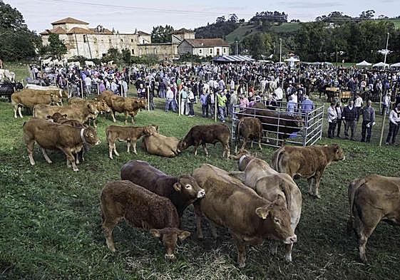 Vista de la feria en la campa del convento y, al fondo, el palacio de los Acevedo.