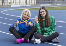 Carmen Cacho e Isabel Diego, con sus medallas obtenidas en sus respectivos Campeonatos de España.