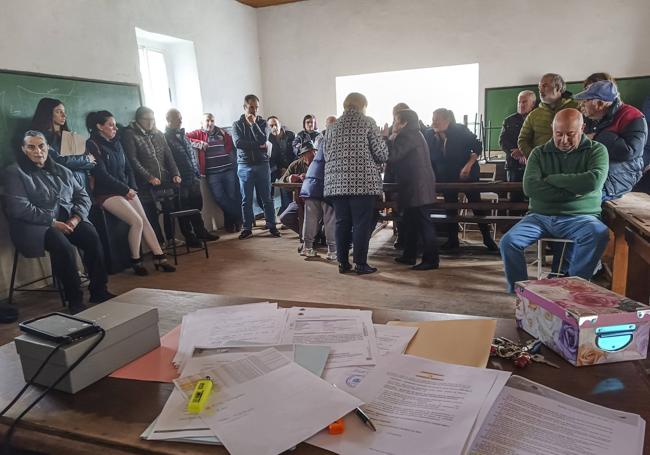 Un grupo de vecinos de Mentera-Barruelo discuten durante la celebración de la asamblea. d. m.