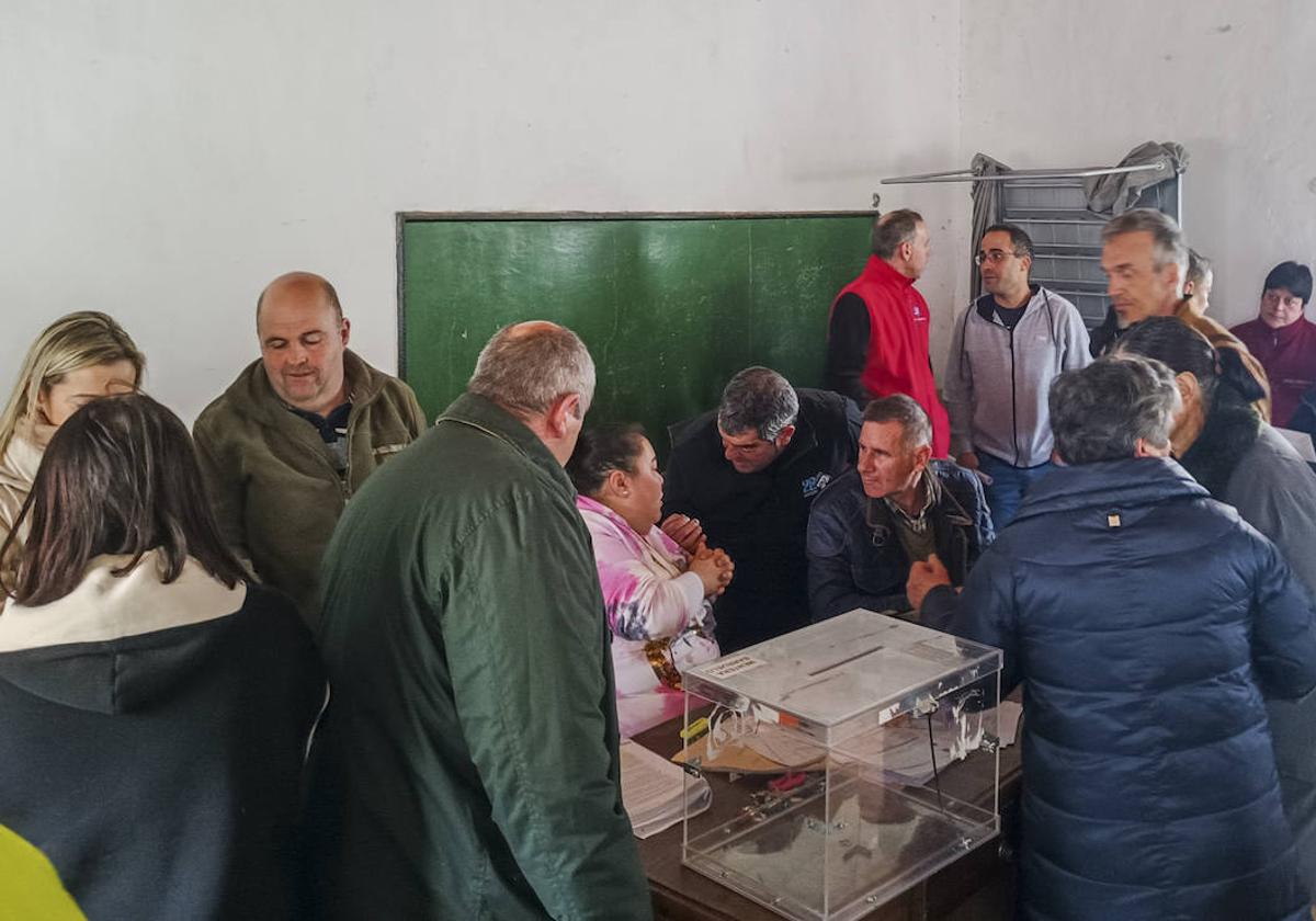 La presidenta del concejo abierto, la regionalista Coral Cano, delante de la urna en la que se votó tras diferentes momentos de tensión..