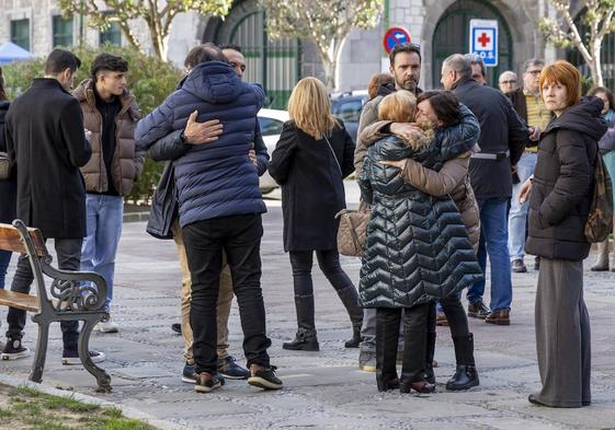 Familiares y amigos se abrazan a las puertas de la iglesia