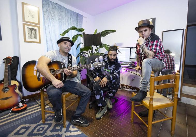 Barnatán junto a Sergio González, guitarrista y el productor Bámbax durante la grabación en el estudio.