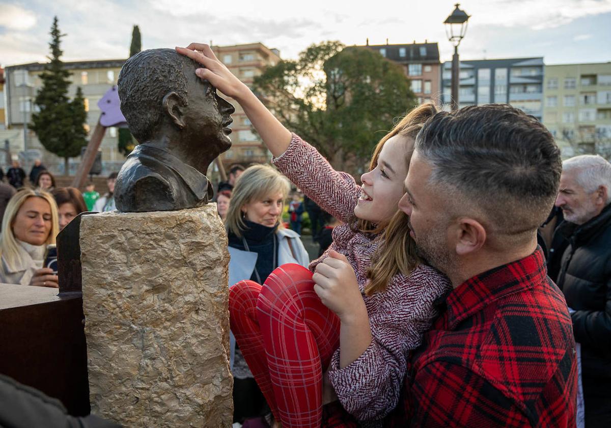 El busto de Manolo Preciado ya luce en Astillero