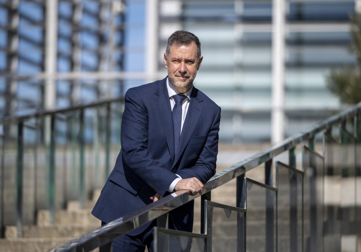 El director y consejero delegado de Cantur, Luís Martínez Abad, en el Parque Científico y Tecnológico.