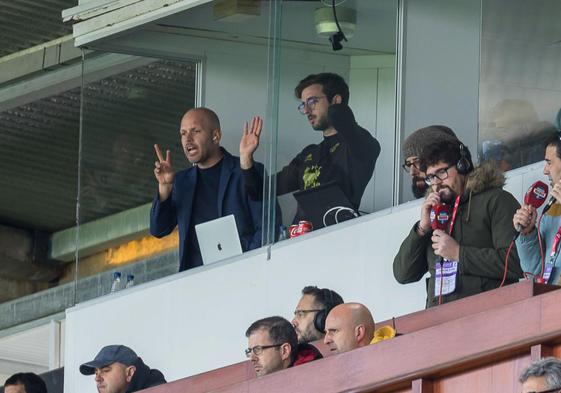 José Alberto, junto a Enric Soriano, en la cabina.