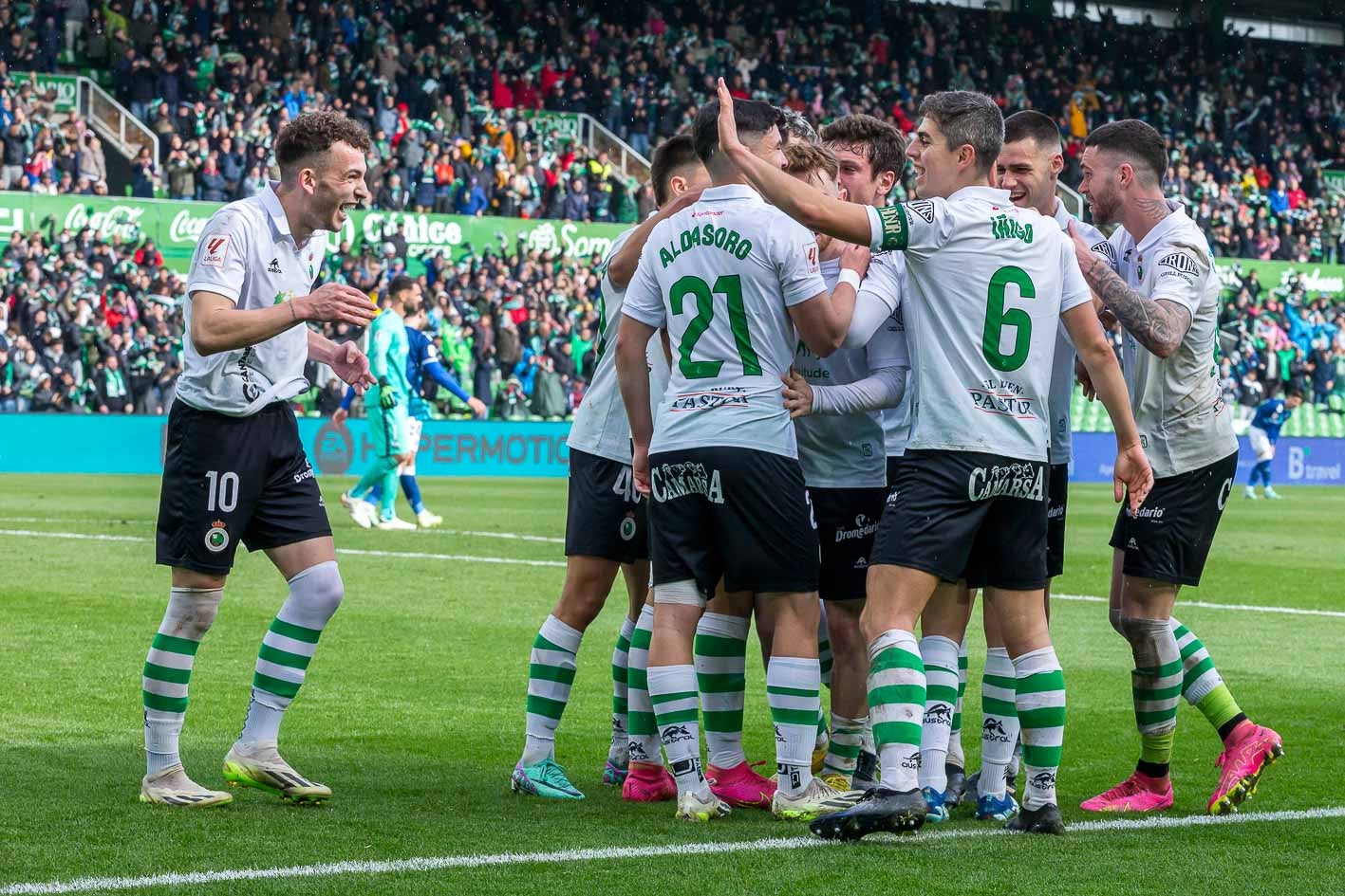 Los futbolistas del Racing celebran juntos la remontada y el triunfo ante el Tenerife.