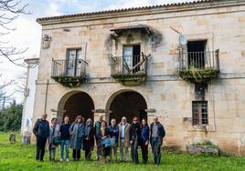 Representantes de las entidades que desarrollan el proyecto delante del palacio.