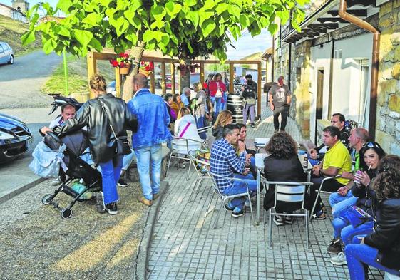 El teleclub de Requejo sirve como punto de encuentro para vecinos y amigos tanto en verano como en invierno.