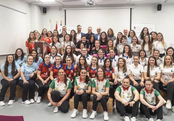 Foto de familia de las jugadoras que disputarán la Liga Femenina 2024.