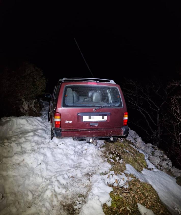 Imagen secundaria 2 - El matrimonio regresó a pie acompañado por los bomberos del 112. El coche ha quedado en el lugar a la espera de ser retirado.