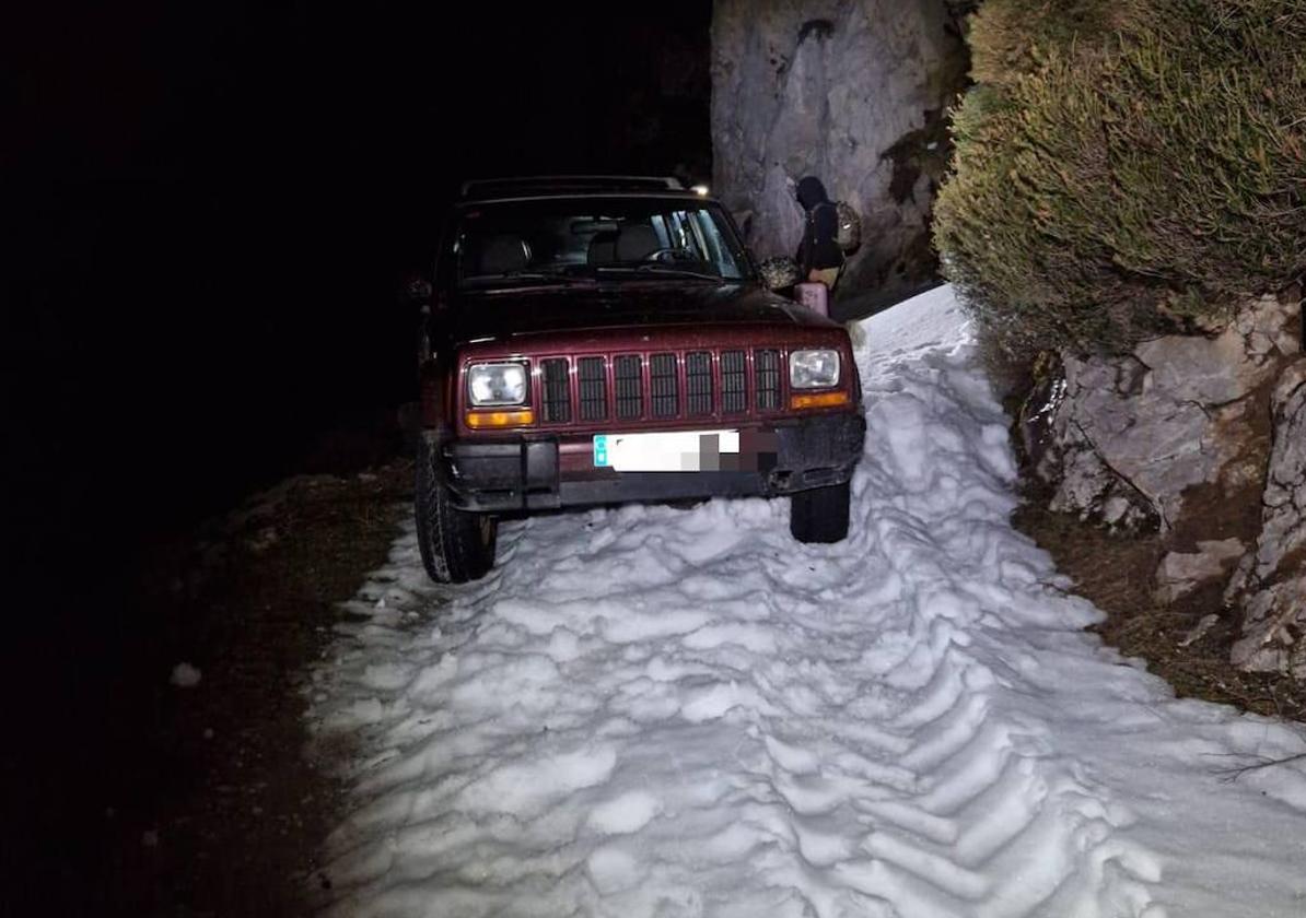 El GPS deja atrapada en la nieve a una pareja de Vigo que metió su coche en una pista de Liébana