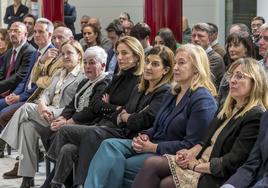 Buruaga sigue el acto con Susana Ortueta y Silvia Gómez Ríos sentadas a su derecha.