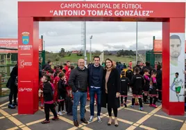 De izquierda a derecha, Agustín Molleda, alcalde de Cartes, Antonio Tomás González y Susana Ruiz Núñez, directora general de Deporte.