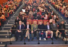 Directivos, alcaldes, concejales, ponentes y alumnos en el Teatro Municipal de Los Corrales.