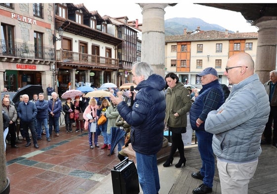 El alcalde de Potes se dirige a los concentrados en la plaza de la villa.