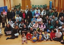 Participantes, instructores y autoridades en el final del curso.