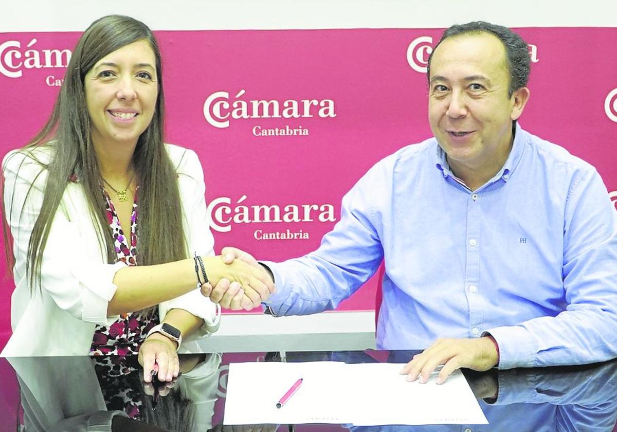 Rosa Vega Salán y Carlos Fernández durante la firma del convenio.