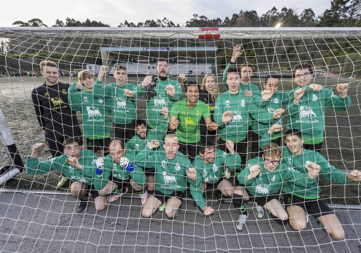 Quince de los jugadores que viajarán a La Coruña, junto a sus entrenadores Jorge y Leire, antes de la sesión de ayer.