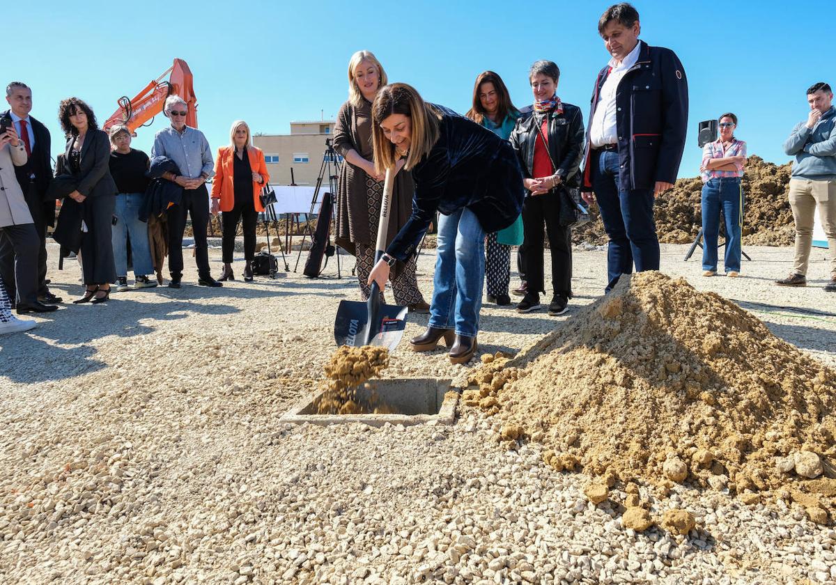 La presidenta Buruaga participó en Requejada en la colocación de la primera piedra del centro.