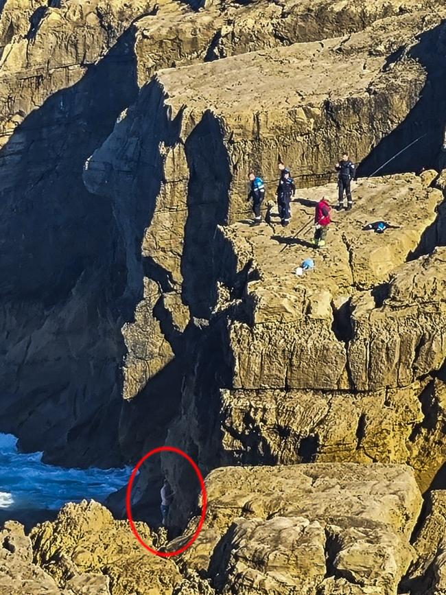 Arriba, la Policía Local que finalmente no pudo rescatar al joven desde tierra y, abajo, el hombre atrapado en la zona de difícil acceso.