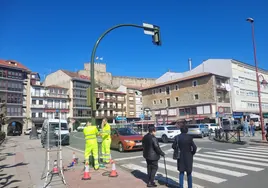 Trabajos de renovación del semáforo para su puesta en funcionamiento.