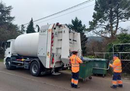 Dos trabajadores del servicio de recogida de residuos actual.