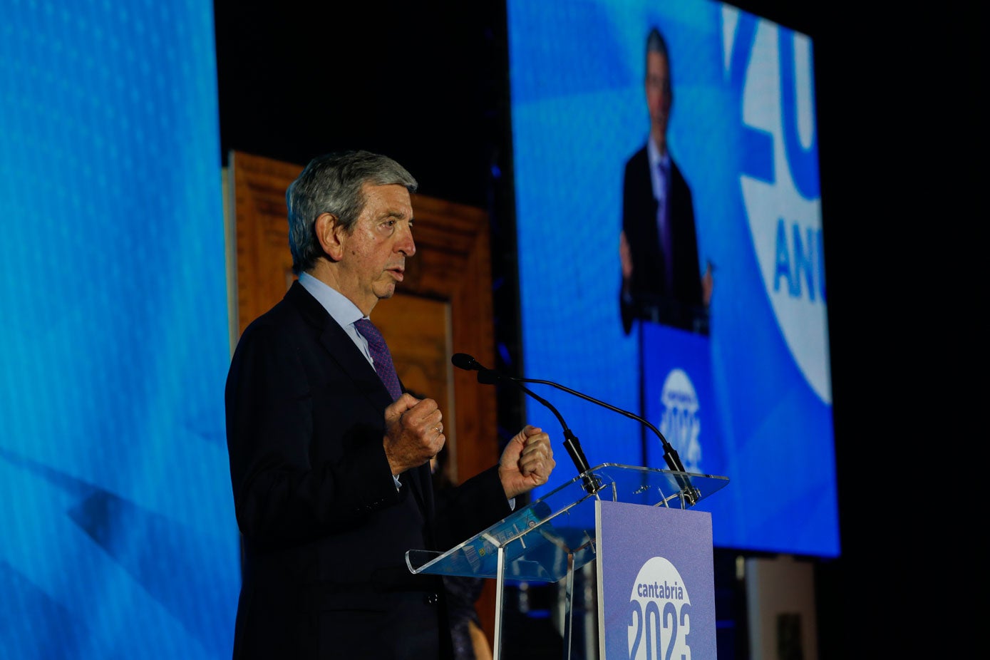 El presidente de El Diario Montañés, Luis Revenga, durante su discurso.