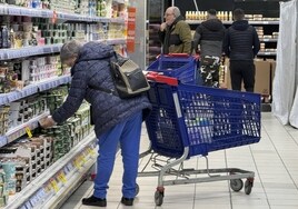 Varios compradores en un supermercado de Cantabria.