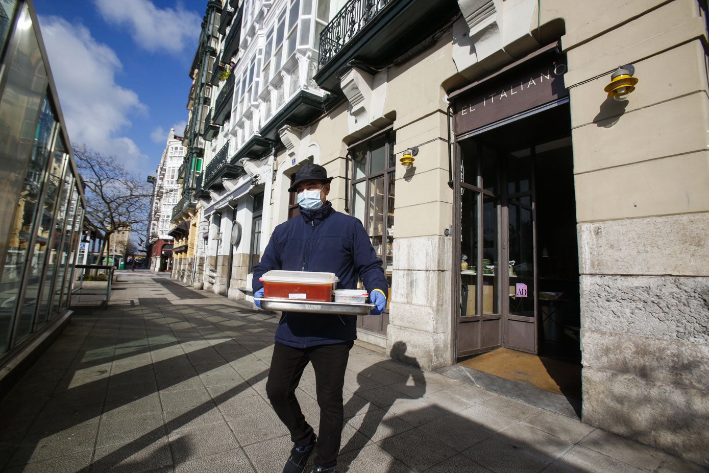 Muchos restaurantes reconvirtieron sus servicios para que la gente pudiera llevarse la comida preparada a su domicilio. De esta manera pudieron mantener su actividad y ofrecer una salida alimenticia a quienes lo necesitaban.