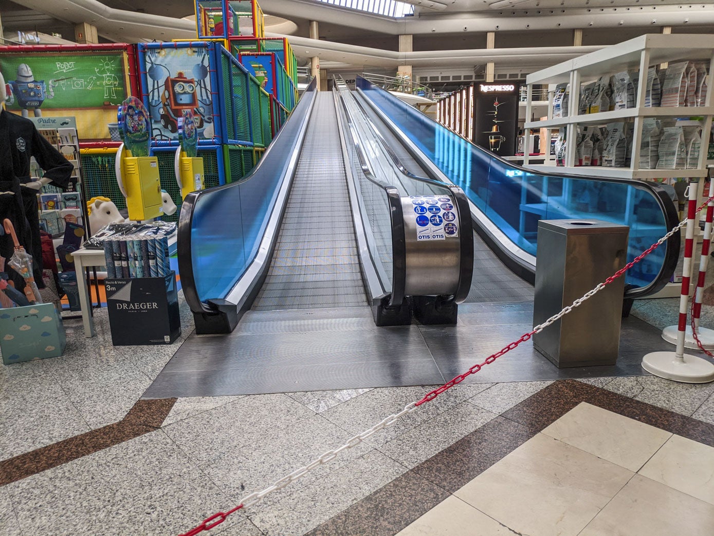 Las zonas comerciales y de ocio se clausuraron ese día y permanecieron así durante meses. La diversión fuera de casa estaba acordonada.