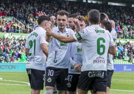 Íñigo Vicente, junto a sus compañeros, celebra el gol de Manu Hernando en el partido contra el Tenerife.