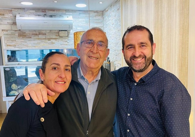 Ángel Castanedo y sus hijos, Julia y Ángel, en el Bar Gelín.