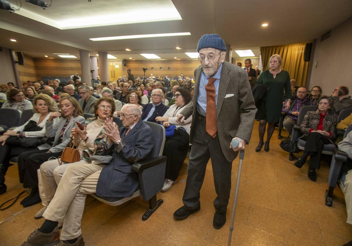 Tras recoger el premio al Cántabro del Año el jueves, este viernes el también poeta presentó su último libro en el Aula de Cultura de El Diario Montañés.