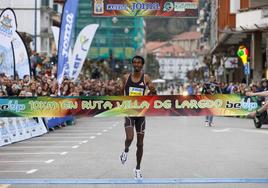 El etíope Yomif Kejelcha entra en meta como ganador de los 10 Kilómetros de Laredo.