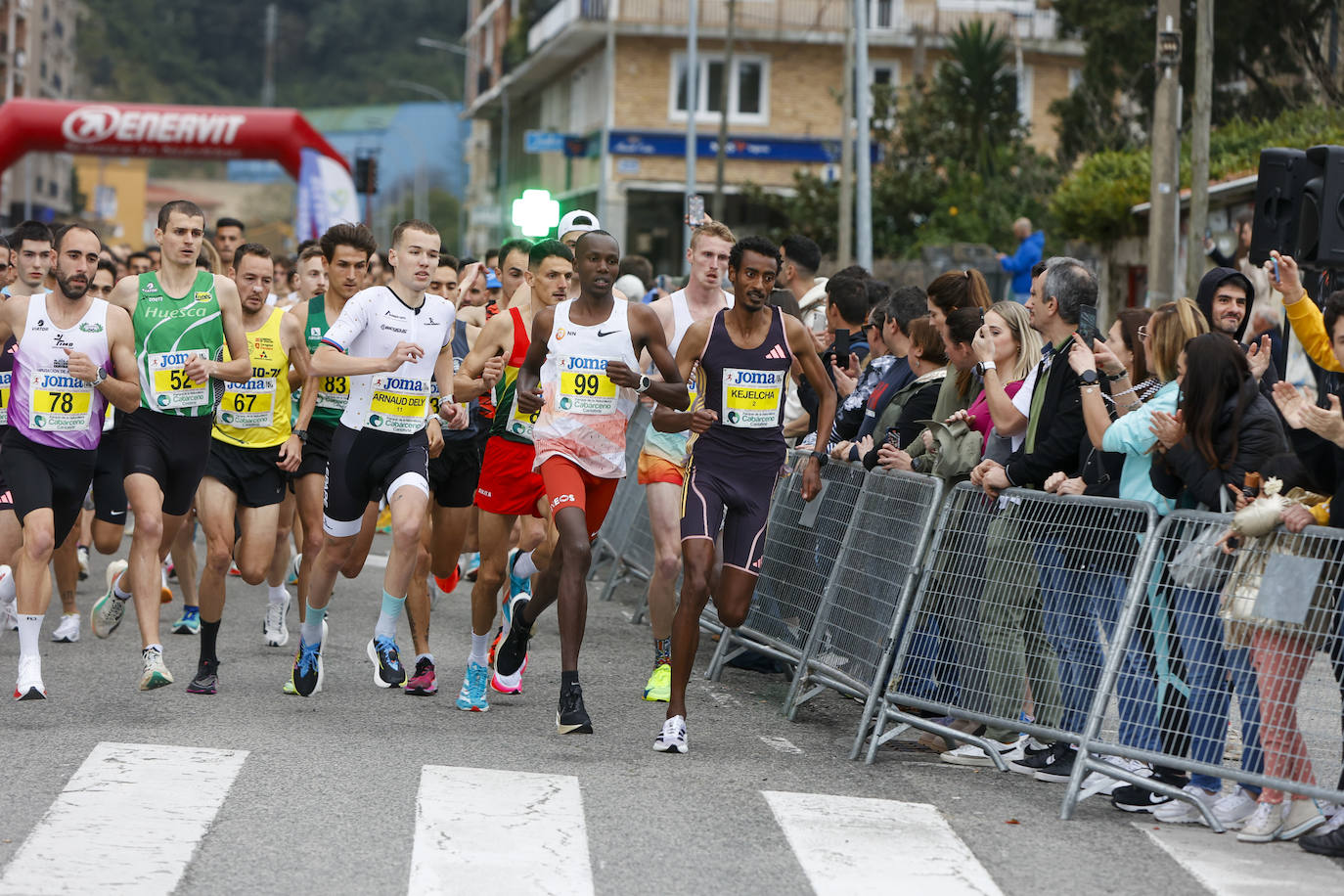 Kejelcha, seguido por el keniano Hillary Kipchirchir, tras el inicio de la carrera en Laredo.