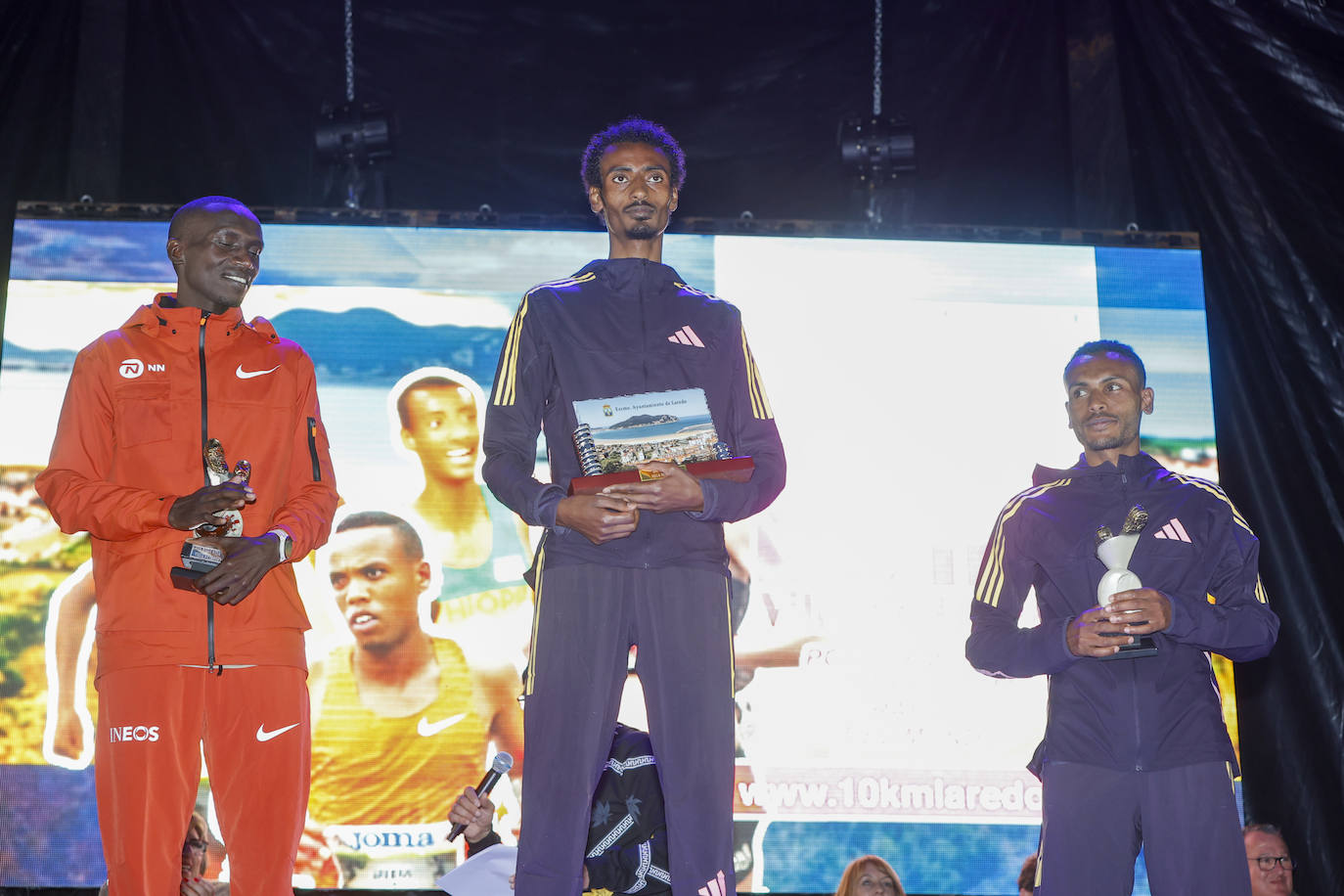 Joshua Cheptegei, Yomif Kejelcha y Addisu Yihune, el podio de la categoría masculina.