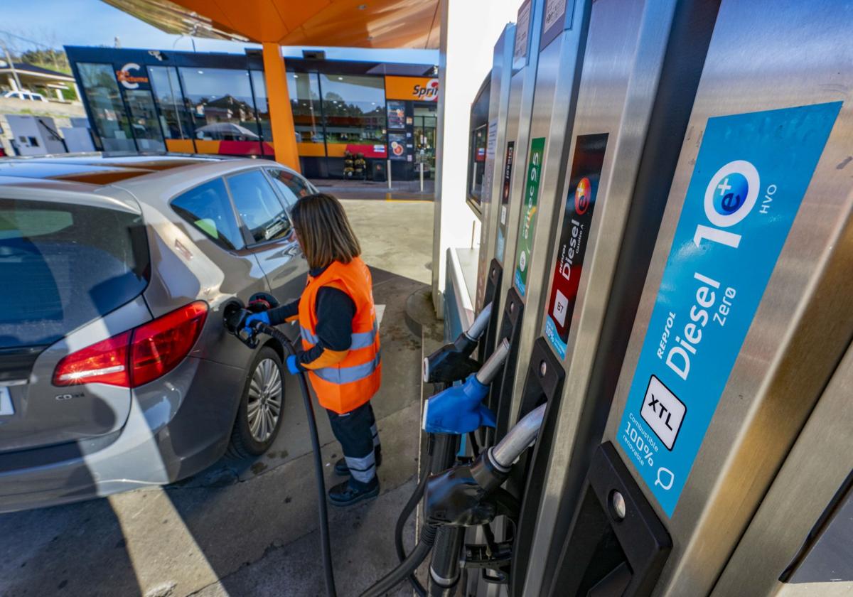 Estación de servicio de Repsol en Hoznayo, junto a la autovía A-8, donde se oferta el nuevo diésel renovable.